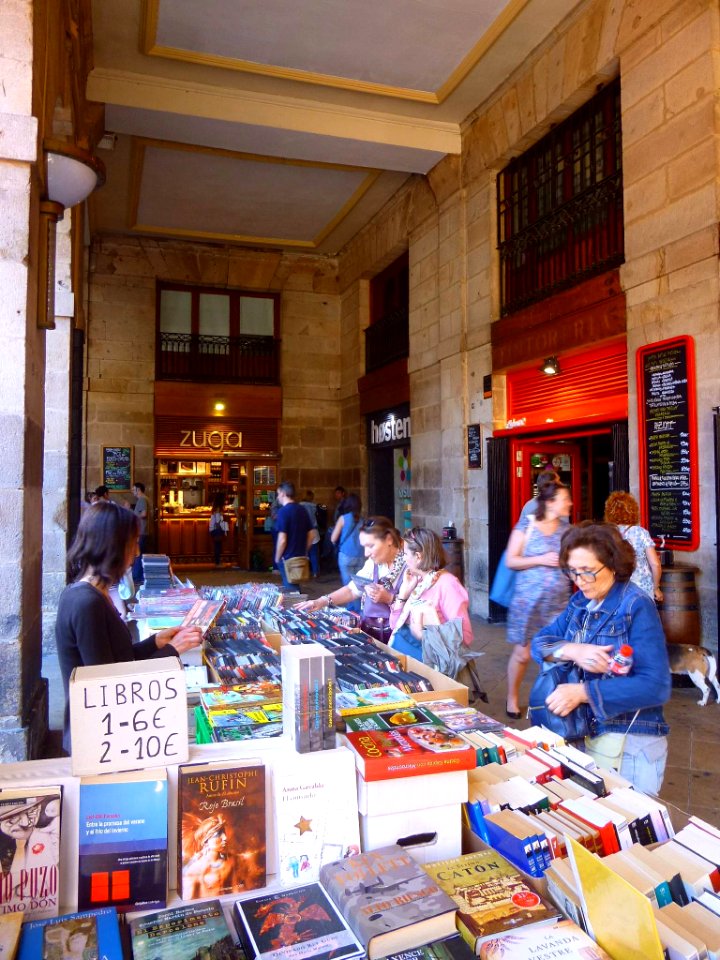 Bilbao - Plaza Nueva, mercadillo dominical, puestos de libros 02
