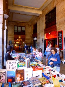 Bilbao - Plaza Nueva, mercadillo dominical, puestos de libros 02