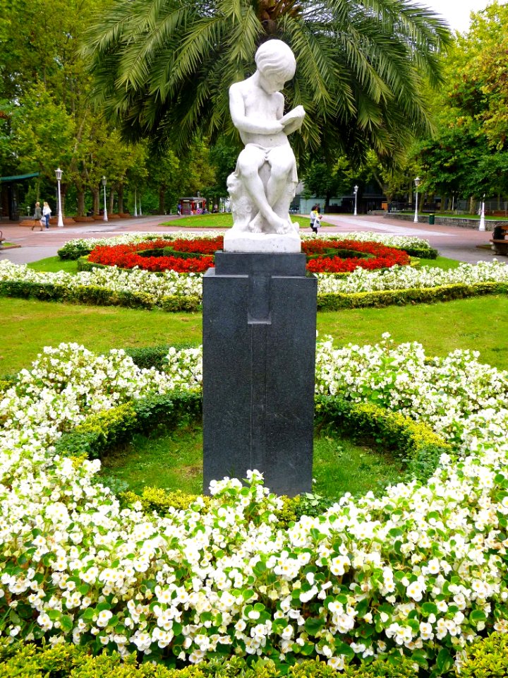 Bilbao - Parque de Doña Casilda Iturrízar, escultura 'Leyendo', de Joaquín Lucarini