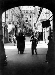Binnenplaats met kleine winkeltjes in de Joodse wijk van Warschau, Bestanddeelnr 190-0055 photo