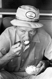 Bing Crosby eet een ijsje, Bestanddeelnr 928-0864
