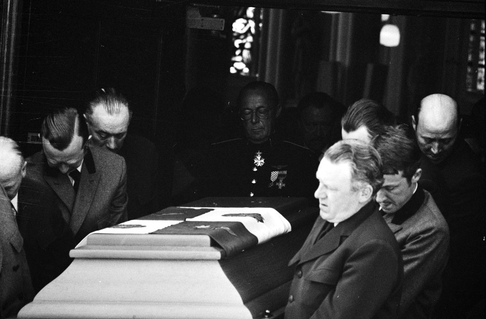 Binnendragen van de kist, daarachter prins Bernhard, Bestanddeelnr 924-5067