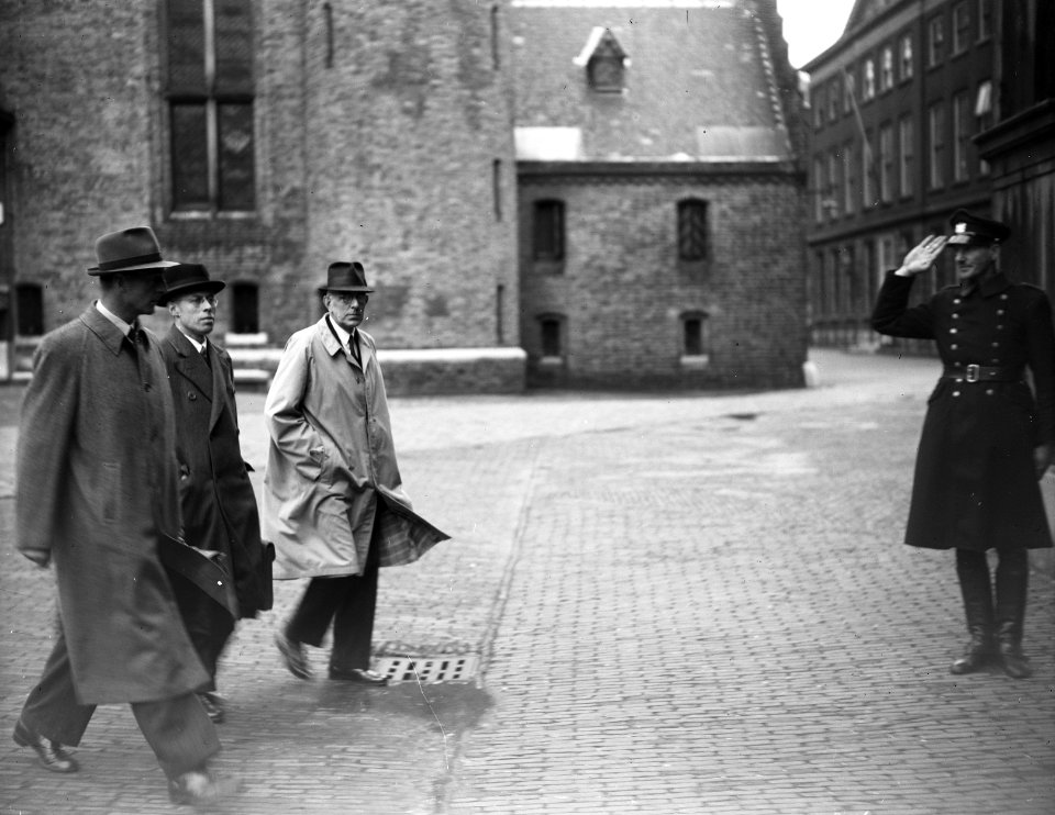 Binnenhof te Den Haag. Opening Tweede Kamer. Ministers begeven zich naar de Twee, Bestanddeelnr 900-8280