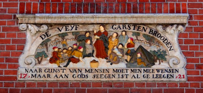Binnen Dommersstraat No 13-15, gevelsteen 1721, DE VEYF GARSTEN BROODEN IOANNES NAAR GUNST VAN MENSEN MOET MEN MEE WENSEN MAAR AAN GODS SEEGEN IST AL GELEEGEN