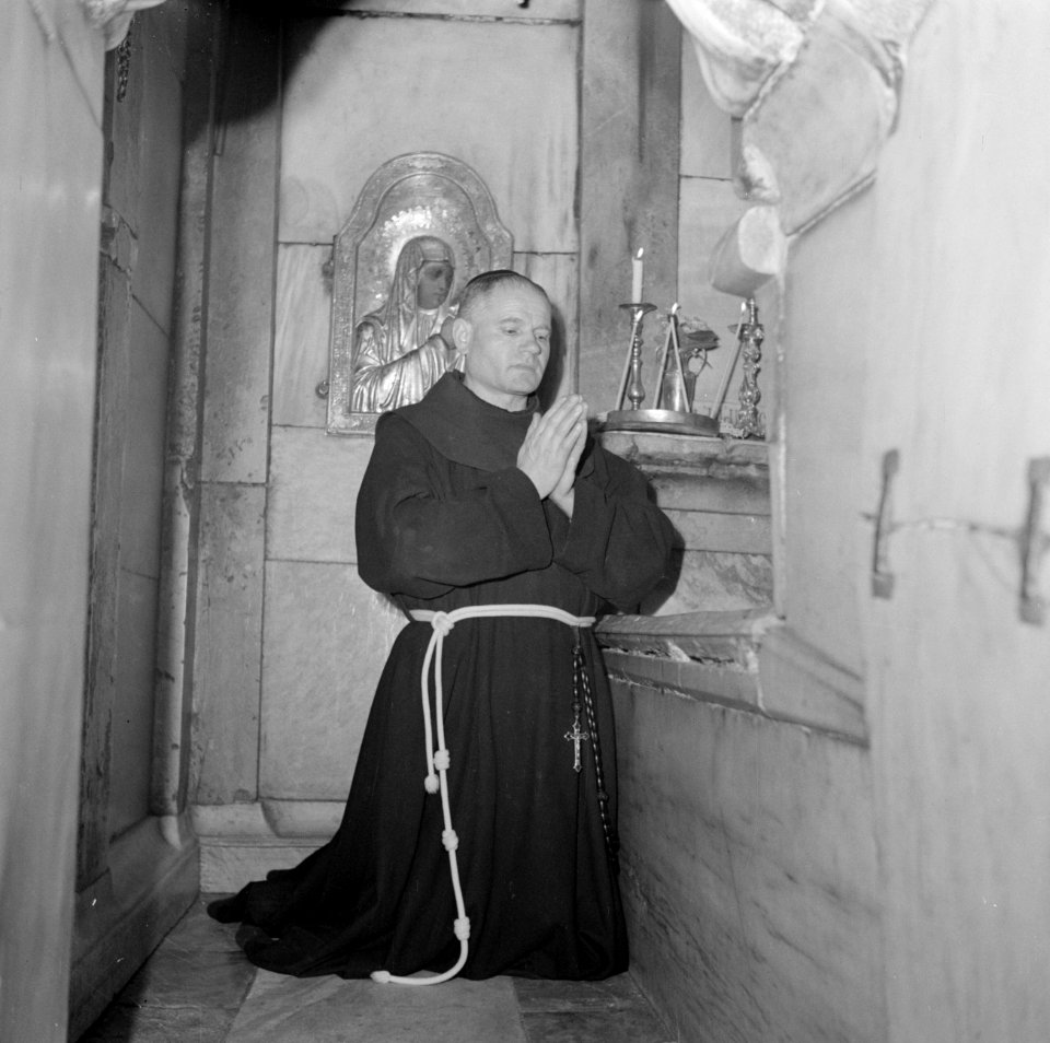 Biddende priester in de Heilige Grafkerk, Bestanddeelnr 255-5220