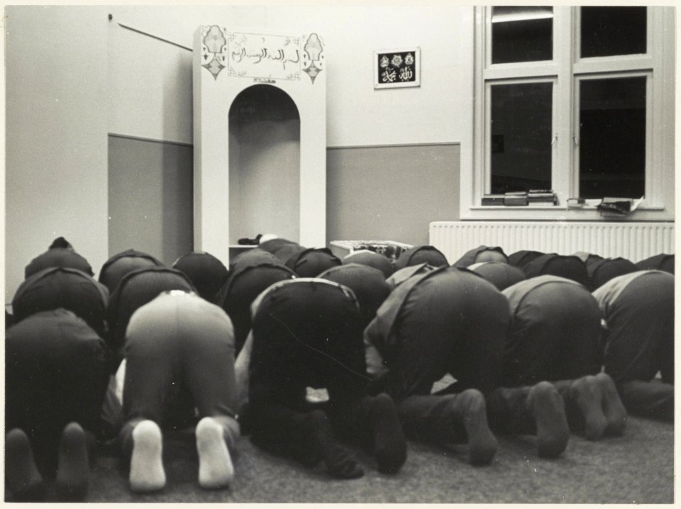 Biddende islamieten op de bovenverdieping van het Islamitisch Centrum c.q. moskee in de Koningstein, NL-HlmNHA 54012090