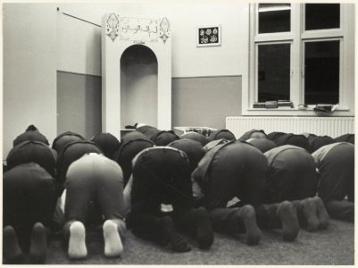 Biddende islamieten op de bovenverdieping van het Islamitisch Centrum c.q. moskee in de Koningstein, NL-HlmNHA 54012090