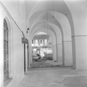 Biddende arabier in een overwelfde gang bij een moskee in Nazareth, Bestanddeelnr 255-1097