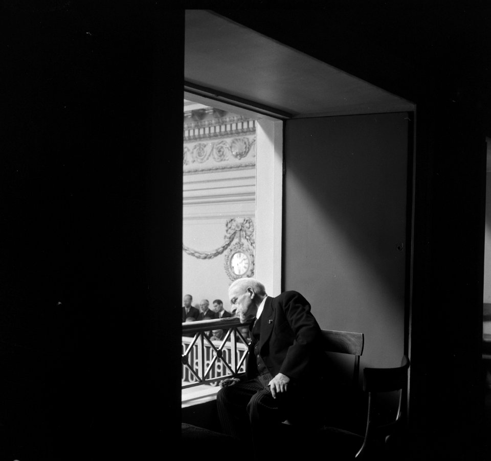 Binnenhof te Den Haag Tweede Kamer Een oudere man in een van de loges, Bestanddeelnr 900-8299