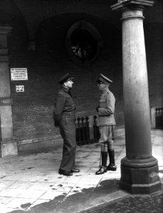 Binnenhof te Den Haag Opening Tweede Kamer Gesprek tussen een kolonel en een g, Bestanddeelnr 900-8284