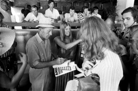Bing Crosby deelt handtekeningen uit, Bestanddeelnr 928-0868