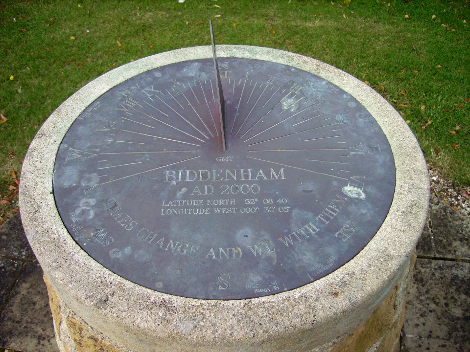 BiddenhamMilleniumSundialTop