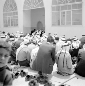 Biddende moslims bij een gebouw, vermoedelijk een moskee, Bestanddeelnr 255-3276