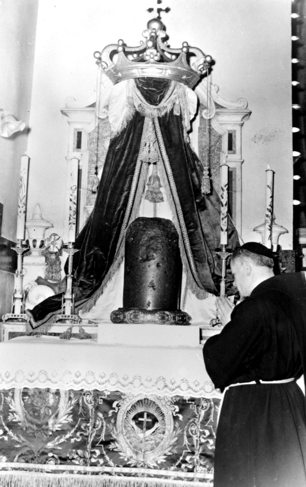 Biddende priester bij het altaar in Heilige Grafkerk, Bestanddeelnr 255-5224