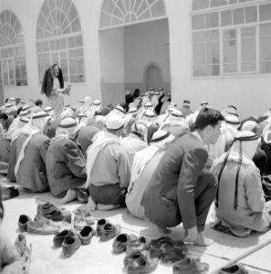 Biddende moslims bij een gebouw, vermoedelijk een moskee, Bestanddeelnr 255-3277