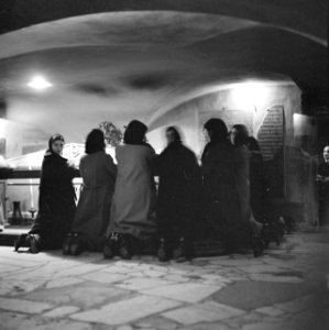 Biddende vrouwen geknield bij de graftombe van paus Pius X in de crypte onder de, Bestanddeelnr 254-5537
