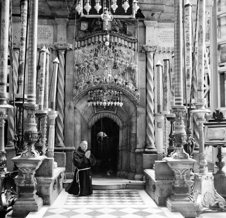 Biddende priester in de Heilige Grafkerk, Bestanddeelnr 255-5218