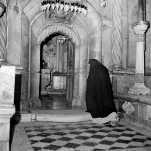 Biddende gelovige in de Heilige Grafkerk, Bestanddeelnr 255-5223