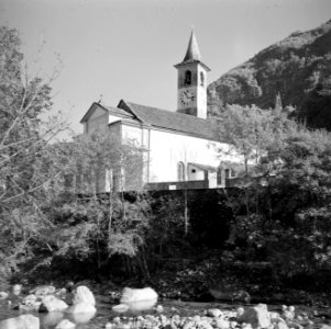 Bignasco Dorpskerk aan de rivier Maggia, Bestanddeelnr 254-4883