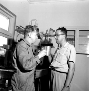 Bierproeven in het laboratorium van de Surinaamse Brouwerij in Paramaribo, Bestanddeelnr 252-5051
