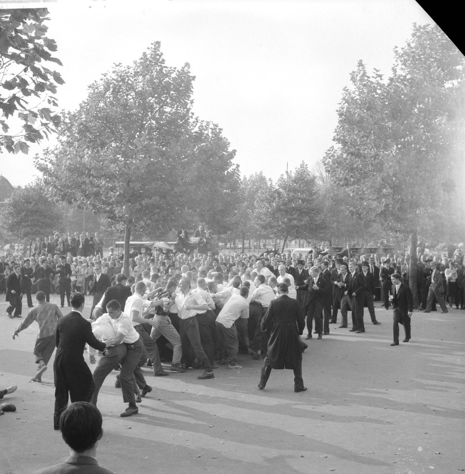 Biergevecht van studenten op Museumplein. Gevecht van feuten, Bestanddeelnr 912-9738