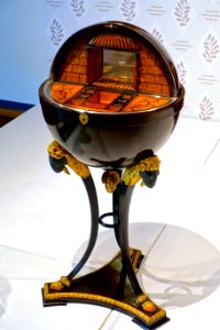 Biedermeier globe-shaped work table, Vienna, c. 1815-1820, maple veneer, bird's eye maple, fruitwoods, gilded and ebonized wood, mirror, brass - Montreal Museum of Fine Arts - Montreal, Canada - DSC09359