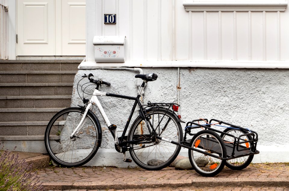 Bike with trailer at Gamla Strandgatan 10, Gamlestan, Lysekil