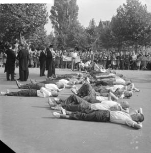 Biergevecht van studenten op Museumplein. Studenten plat op straat, Bestanddeelnr 912-9737