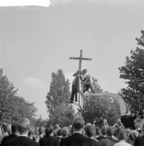Biergevecht van studenten op Museumplein. Gevecht om kruis staand op een basketb, Bestanddeelnr 912-9735