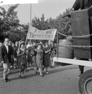 Biergevecht van studenten op Museumplein. Optocht studentes gekleed in schorten,, Bestanddeelnr 912-9734