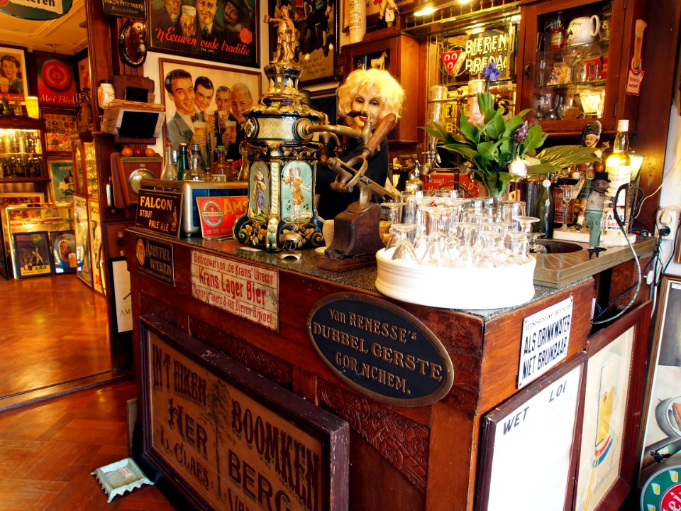 Bierreclame museum bar, foto 2