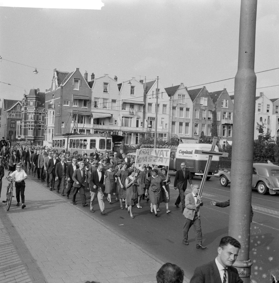 Biergevecht van studenten op Museumplein. Optocht studentes gekleed in schorten,, Bestanddeelnr 912-9733