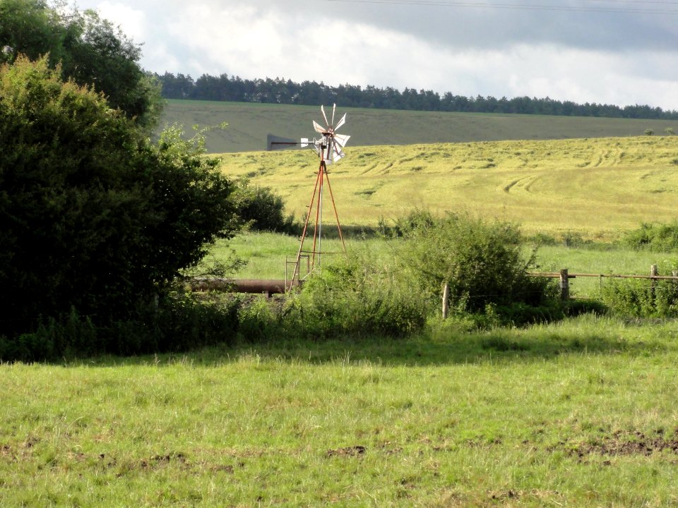 Bienville-la-Petite (M-et-M) paysage avec pompe-éolienne