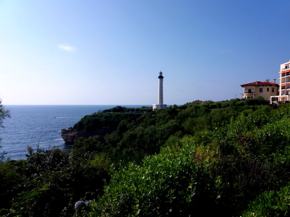 Biarritz - Phare - Vu depuis le chemin au-dessus de la plage