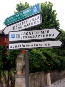 Biarritz - Panneaux toutes directions, centre ville, front de mer, aquarium