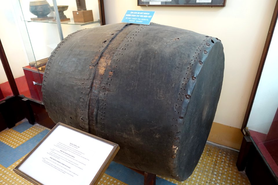 Big drum, Giarai people, tree trunk with elephant skin - Museum of Vietnamese History - Ho Chi Minh City - DSC05777