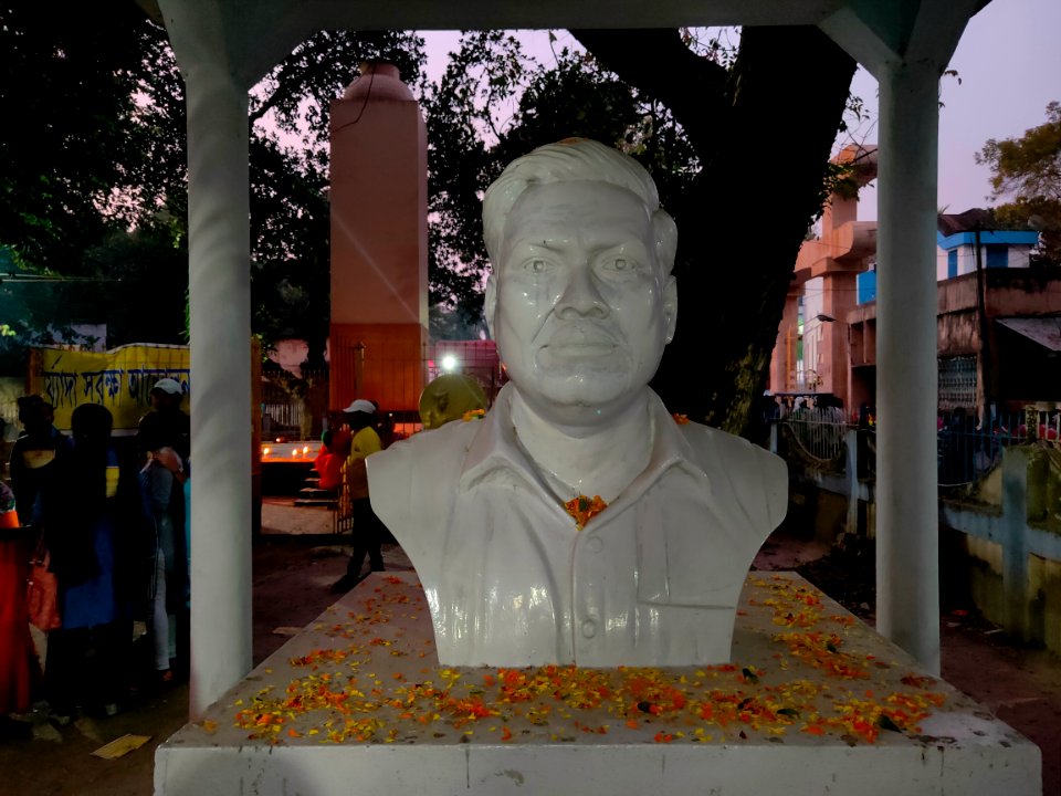 Bibhutibhushan bandopadhyay statue beside Bongaon SDO