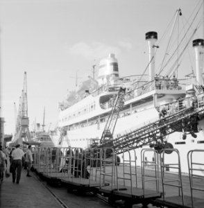 Bij aankomst worden transportbanden voor het lossen van bagage tussen het schip , Bestanddeelnr 255-2160