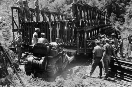 Bij aankomst in Sidikalang (Sumatra) stonden de Nederlandse troepen voor een doo, Bestanddeelnr 5452