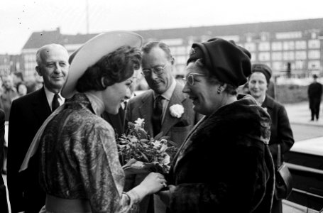 Bij aankomst krijgt koningin Juliana een tuiltje bloemen aangeboden, Bestanddeelnr 915-7361