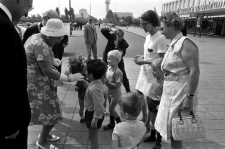 Bij aankomst krijgt koningin Juliana bloemen aangeboden, Bestanddeelnr 923-5470