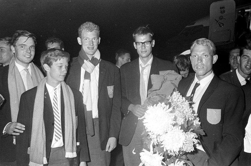Bij aankomst v.l.n. De Haan, Van Nes, De Graaf en Jan Wienese, Bestanddeelnr 919-5533