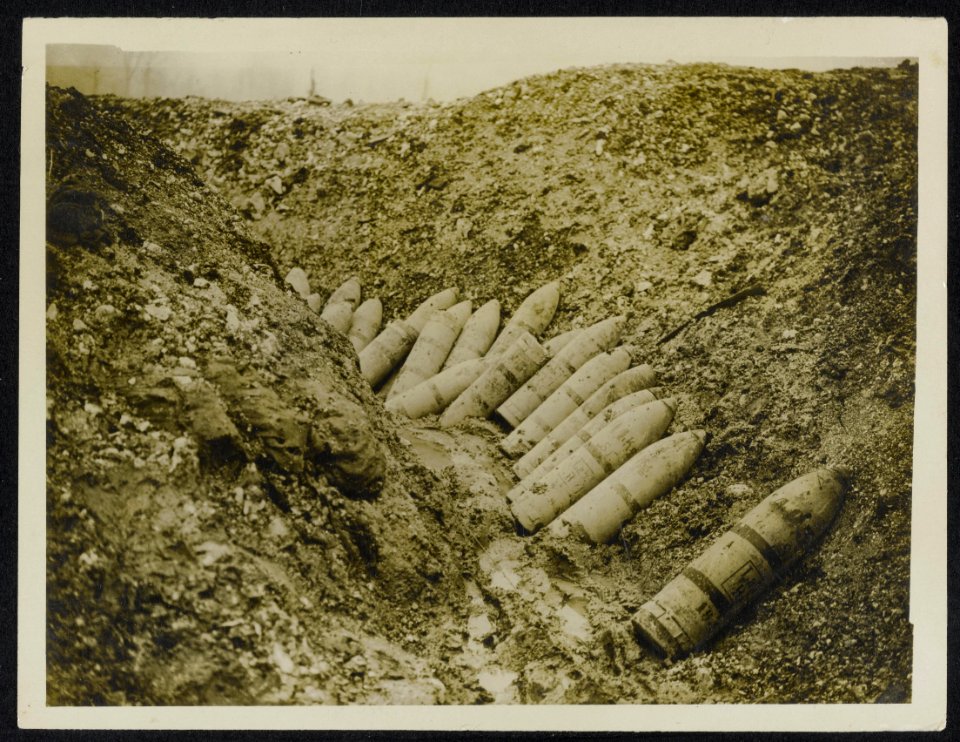 Big German ammunition left in a trench at St. Pierre Divion, Bestanddeelnr 158-0922