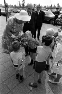 Bij aankomst krijgt koningin Juliana bloemen aangeboden, Bestanddeelnr 923-5465