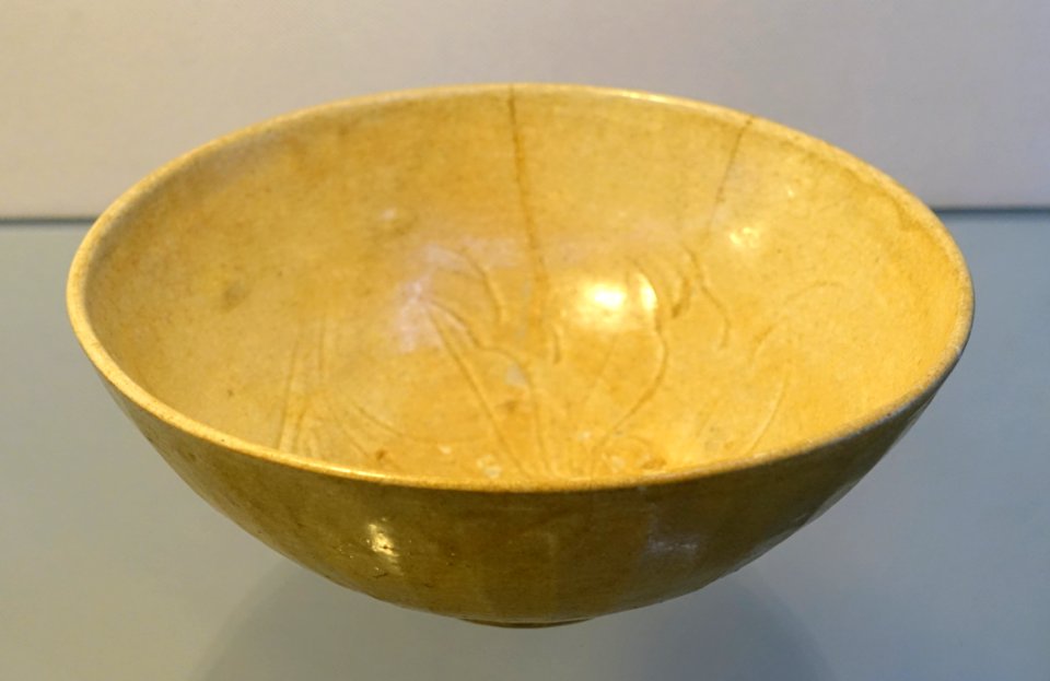 Big bowl, ivory white glaze ceramic - Lý dynasty, 11th-12th century AD - Vietnam National Museum of Fine Arts - Hanoi, Vietnam - DSC05382