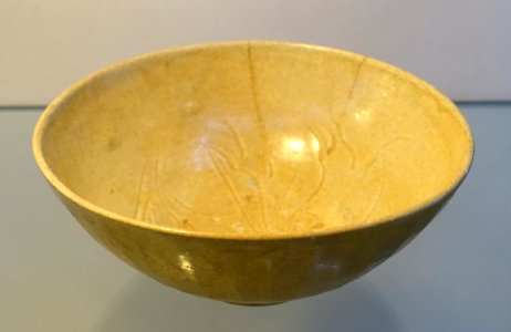 Big bowl, ivory white glaze ceramic - Lý dynasty, 11th-12th century AD - Vietnam National Museum of Fine Arts - Hanoi, Vietnam - DSC05382