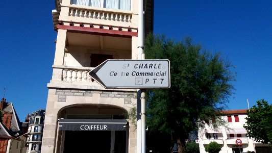 Biarritz - Panneau routier Saint Charles, centre commercial, PTT