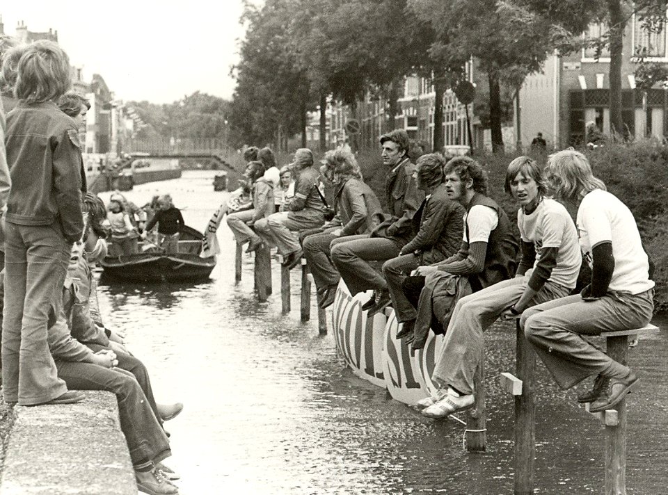 Bij de Brouwersbrug, ziende naar het westen, tijdens een aldaar gehouden wedstrijd in paalzitten. Aangekocht in 1974 van fotograaf C. de Boer, NL-HlmNHA 1478 25900 K 38