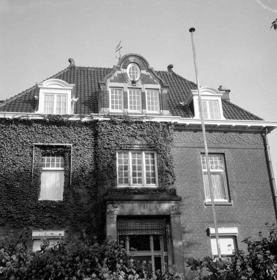 Bij de ambassade van Zuid-Afrika te Den Haag haalde men de vlag neer, Bestanddeelnr 919-5360