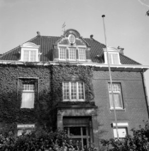 Bij de ambassade van Zuid-Afrika te Den Haag haalde men de vlag neer, Bestanddeelnr 919-5360